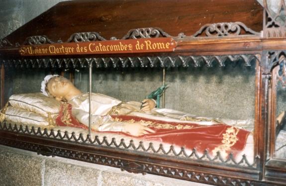 Bibiana/Glazen reliekschrijn. Frankrijk, Bretagne, Fougères, Église St-Sulpice.